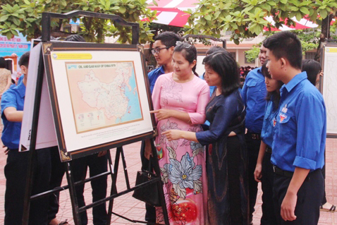  Hơn 1.300 người tham quan triển lãm số 